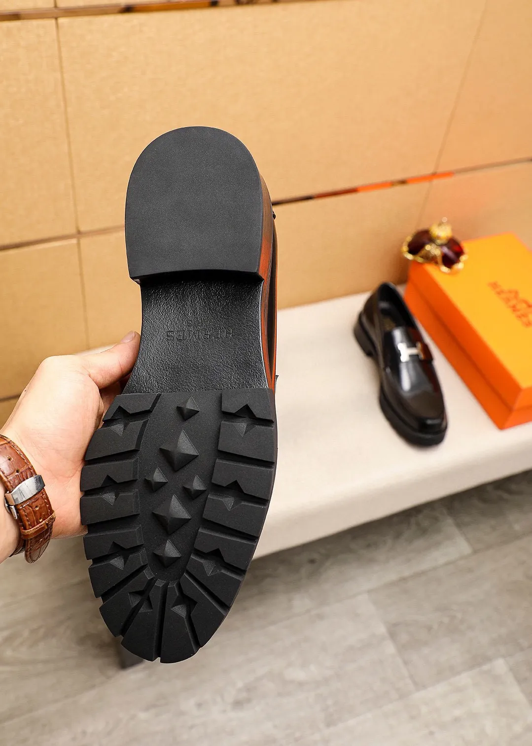 Men's shoes 💰460 💐 Product trademark: HERMES "Hermès" casual leather shoes Regular size: 39-44 (38.45🉑️customized) Product materials: Selected imported first-layer open-edge beaded cowhide upper + classic hardware buckle, imported water-dyed 🐂 cowhide lining. Strong three-dimensional visual effect, non-slip and wear-resistant rubber outsole Color: 1⃣️color optional